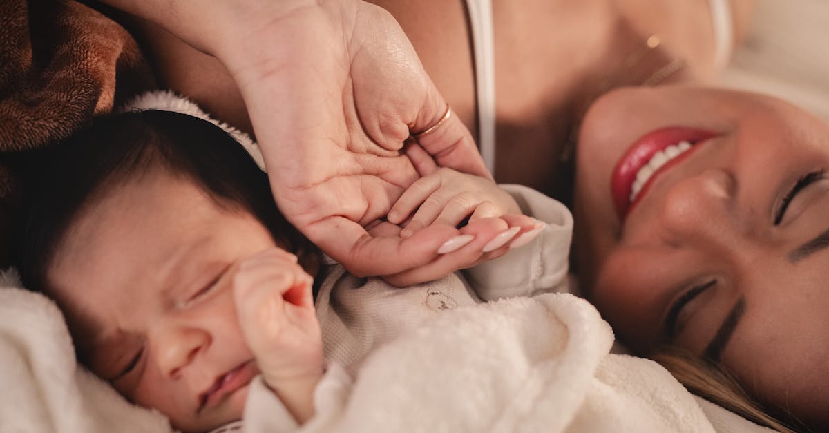 As Primeiras Palavras: O que é falado com 1 Ano e as "50 palavras" dos 2 Anos — Guia Amni para mães