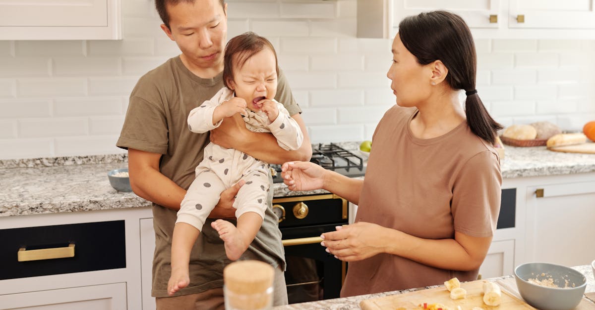 BLW (Baby-Led Weaning): O Que É, Como Começar e Dicas de Segurança - Guia Amni para mães