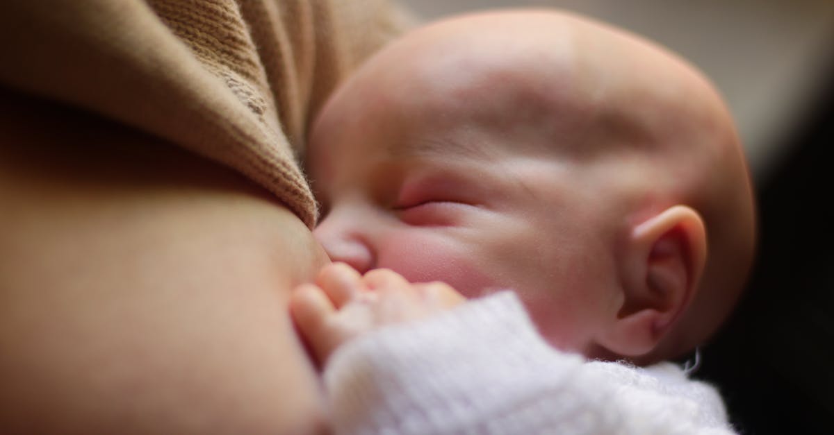 Cluster Feeding: O Que É, Por Que Acontece e Como Lidar - Guia Amni para mães