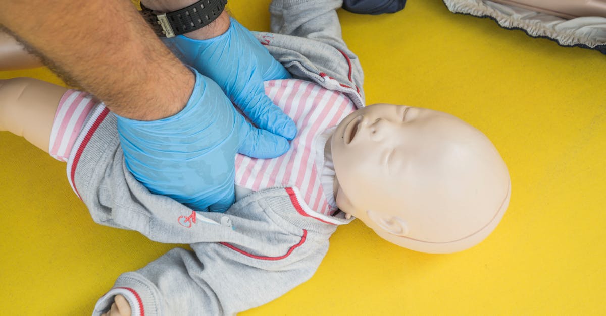 Engasgo em Bebês (0 a 12 Meses): Golpes nas Costas e Compressões no Tórax Passo a Passo — Guia Amni para mães