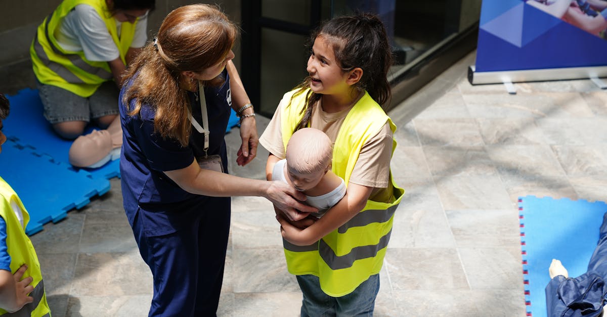 Engasgo em Crianças de 1 a 8 Anos: Manobra de Heimlich Correta e Quando Parar — Guia Amni para mães