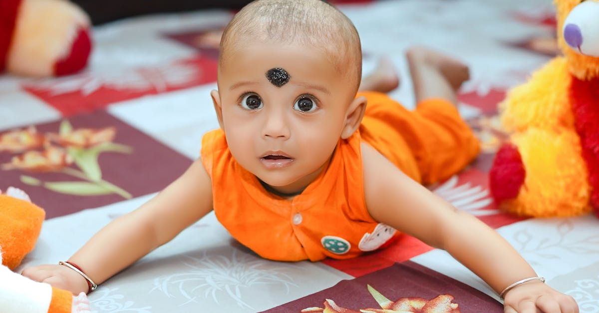 Marcos de Desenvolvimento do Bebê de 13 Meses: O Que Esperar? — Guia Amni para mães