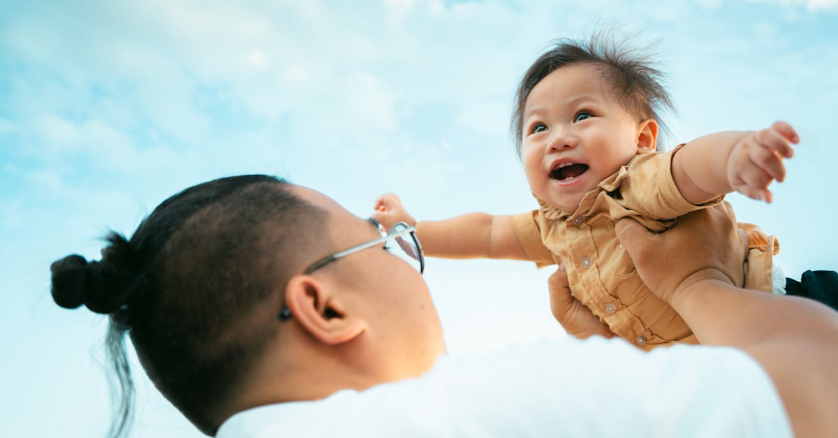 Marcos de Desenvolvimento do Bebê de 23 Meses: O Que Esperar? — Guia Amni para mães