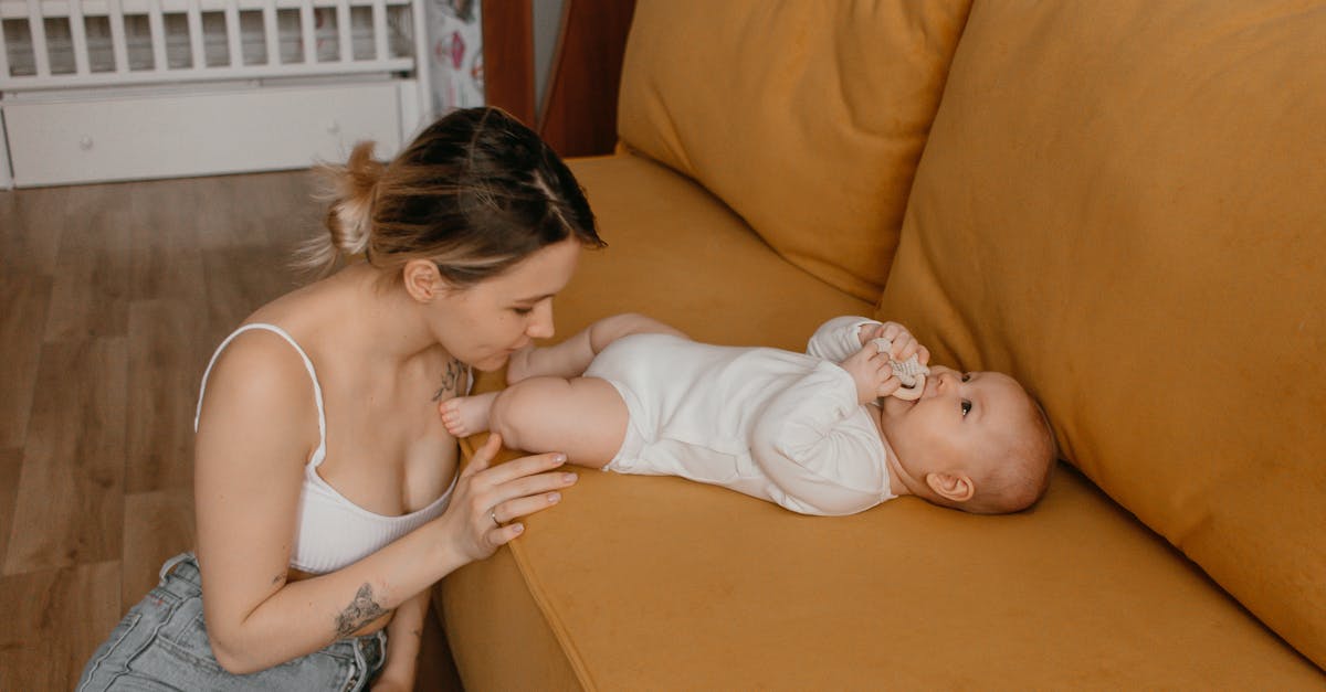 Marcos de Desenvolvimento do Bebê de 28 Meses: O Que Esperar? — Guia Amni para mães