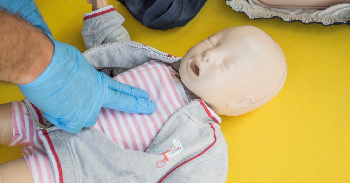 RCP em Bebês: Reanimação Cardiopulmonar para Lactentes Passo a Passo — Guia Amni para mães